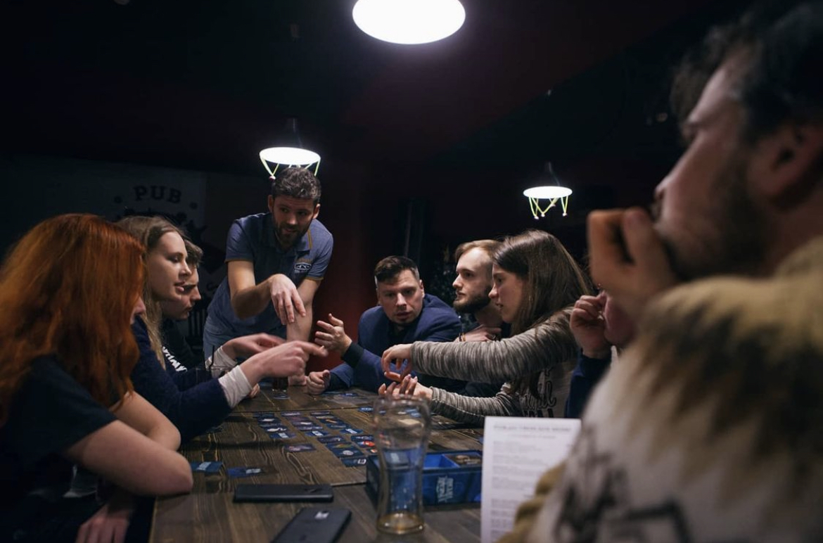 Eine Spielrunde diskutiert über die Hinweise in Ghost Letters