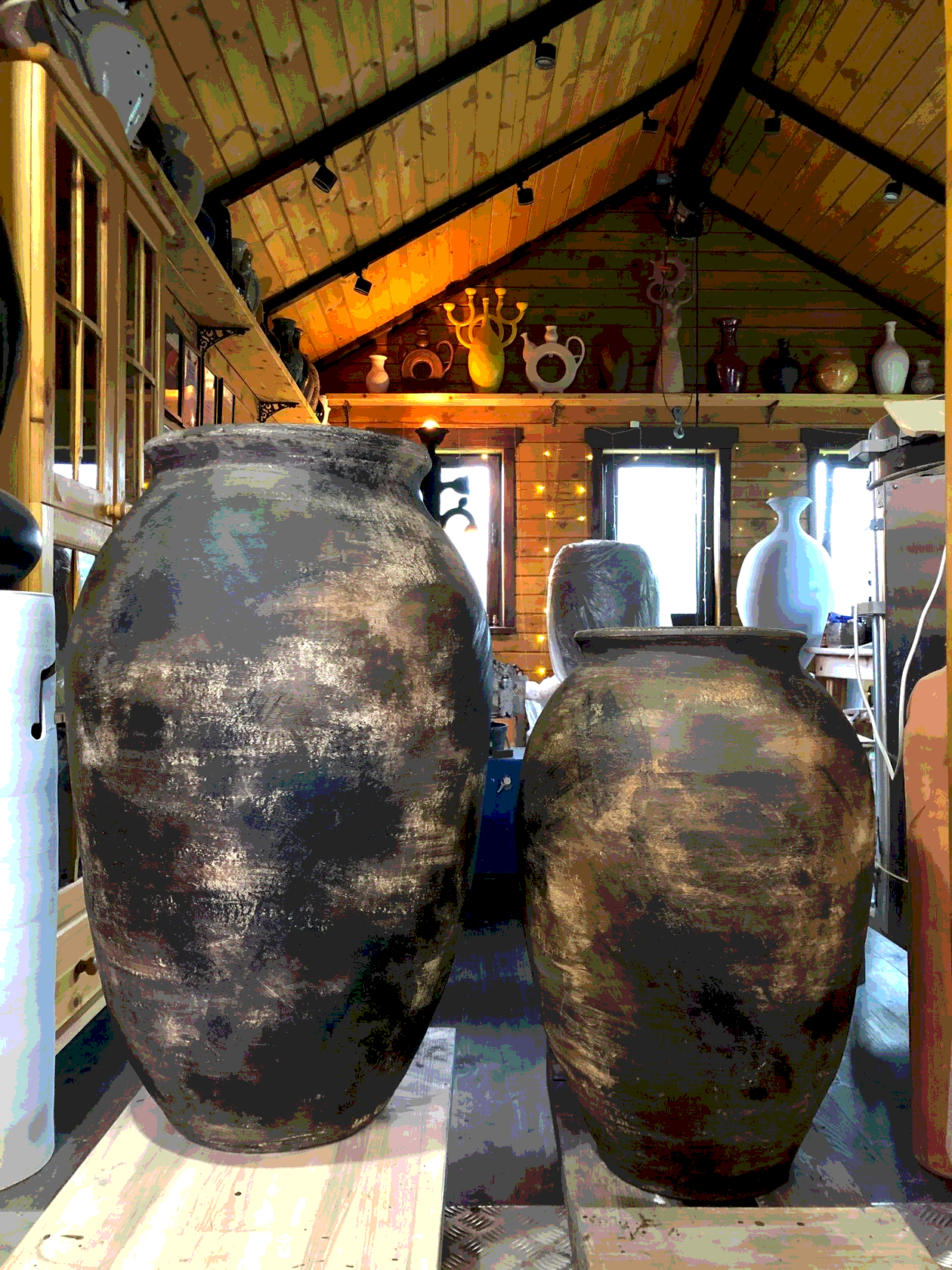 Большой керамический вазон для декора