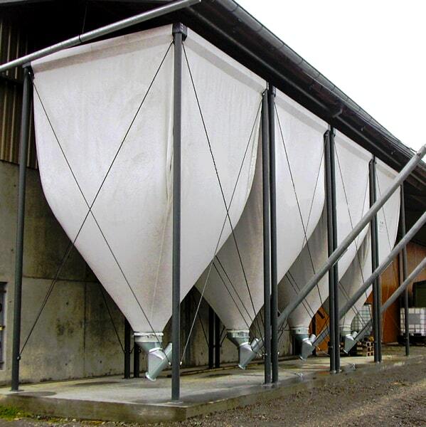 три тканевых силоса на улице