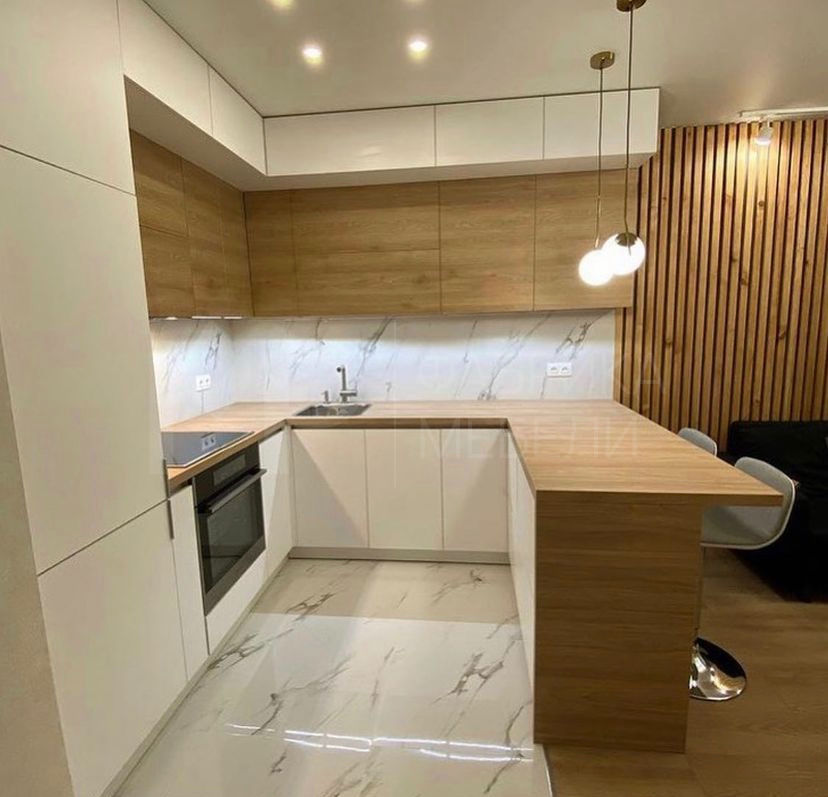 белая кухня с островом