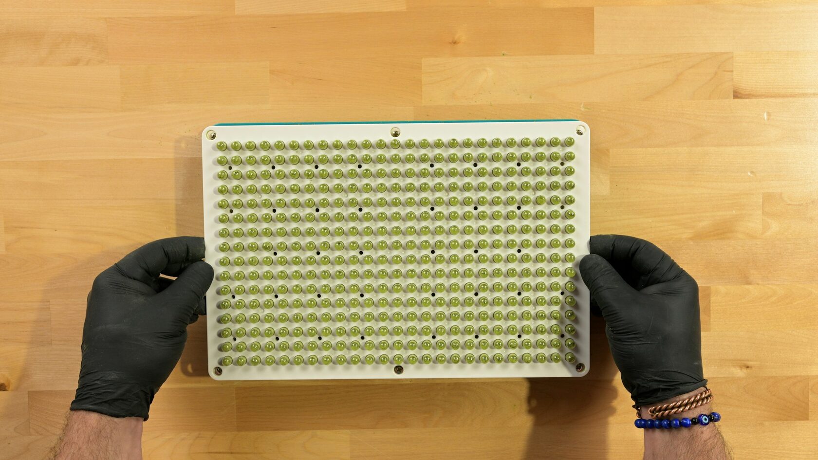 Мастер диагностирует LED-вывеску мультиметром в Уфе — компания Р-медиа