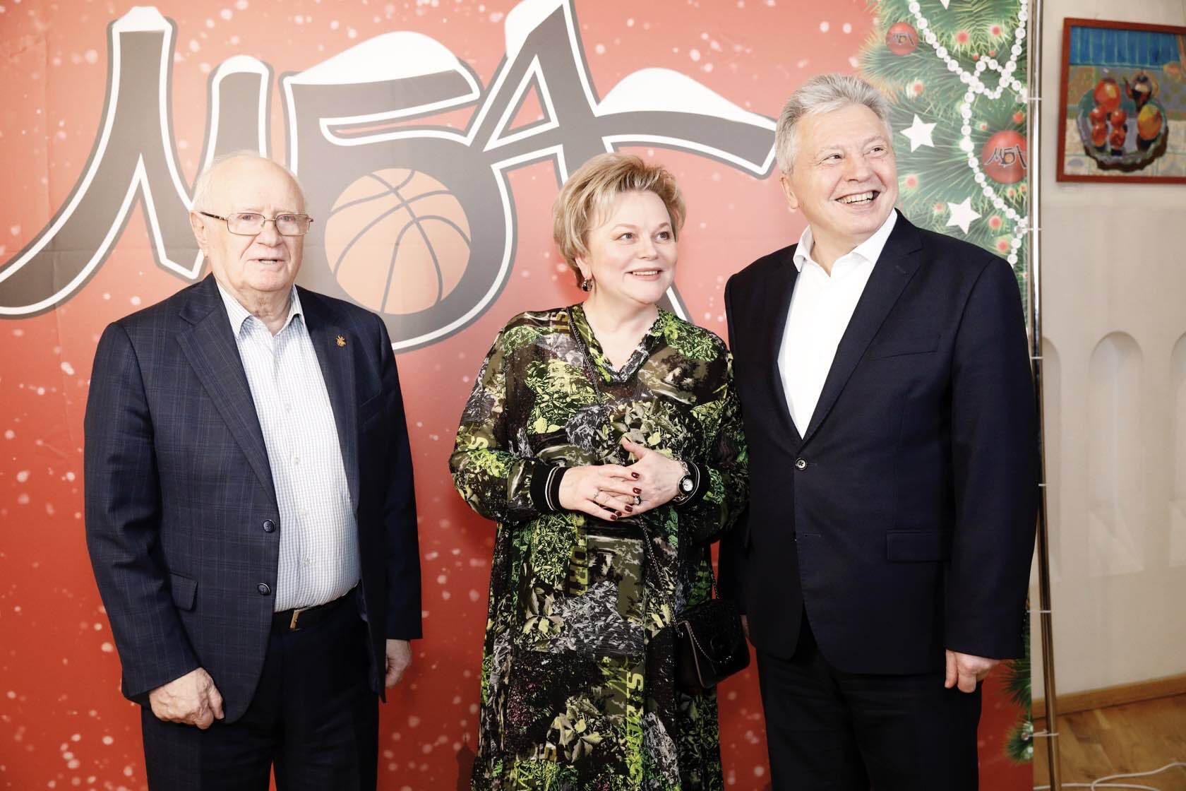 Новогодний мяч в корзине 00002