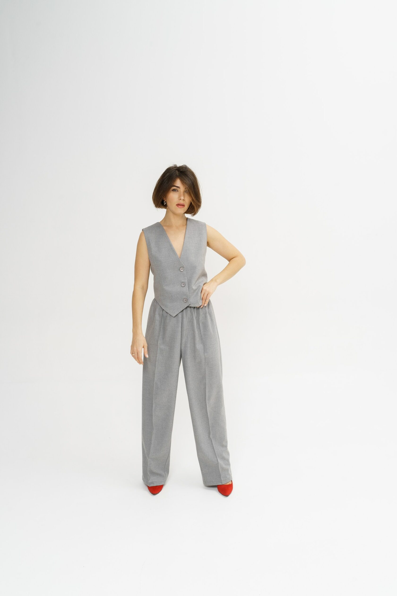 Серый женский костюм из легкой костюмной ткани с добавлением вискозы