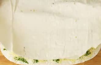 Приготовление рулета из лаваша с рыбными консервами: шаг 8