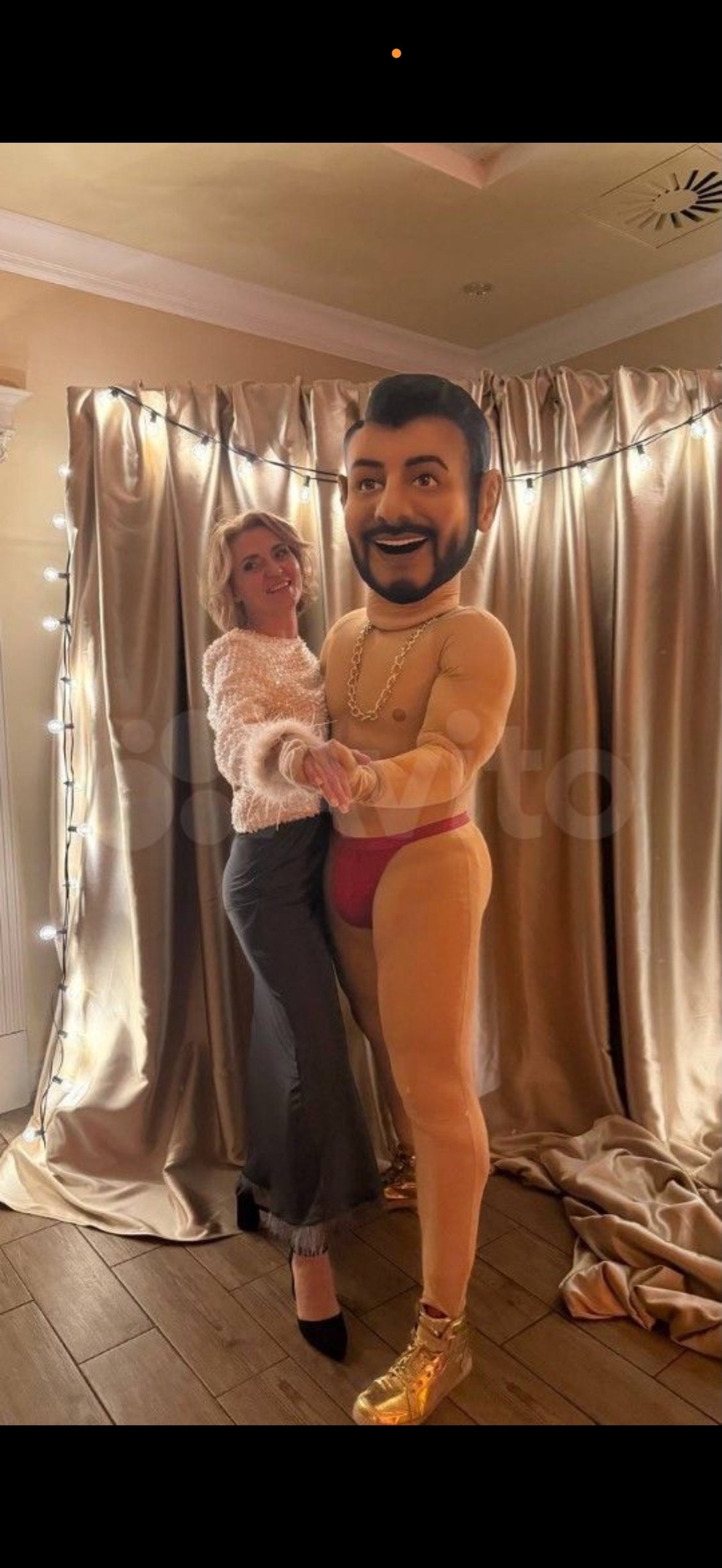 Фото с чёрным персонажем