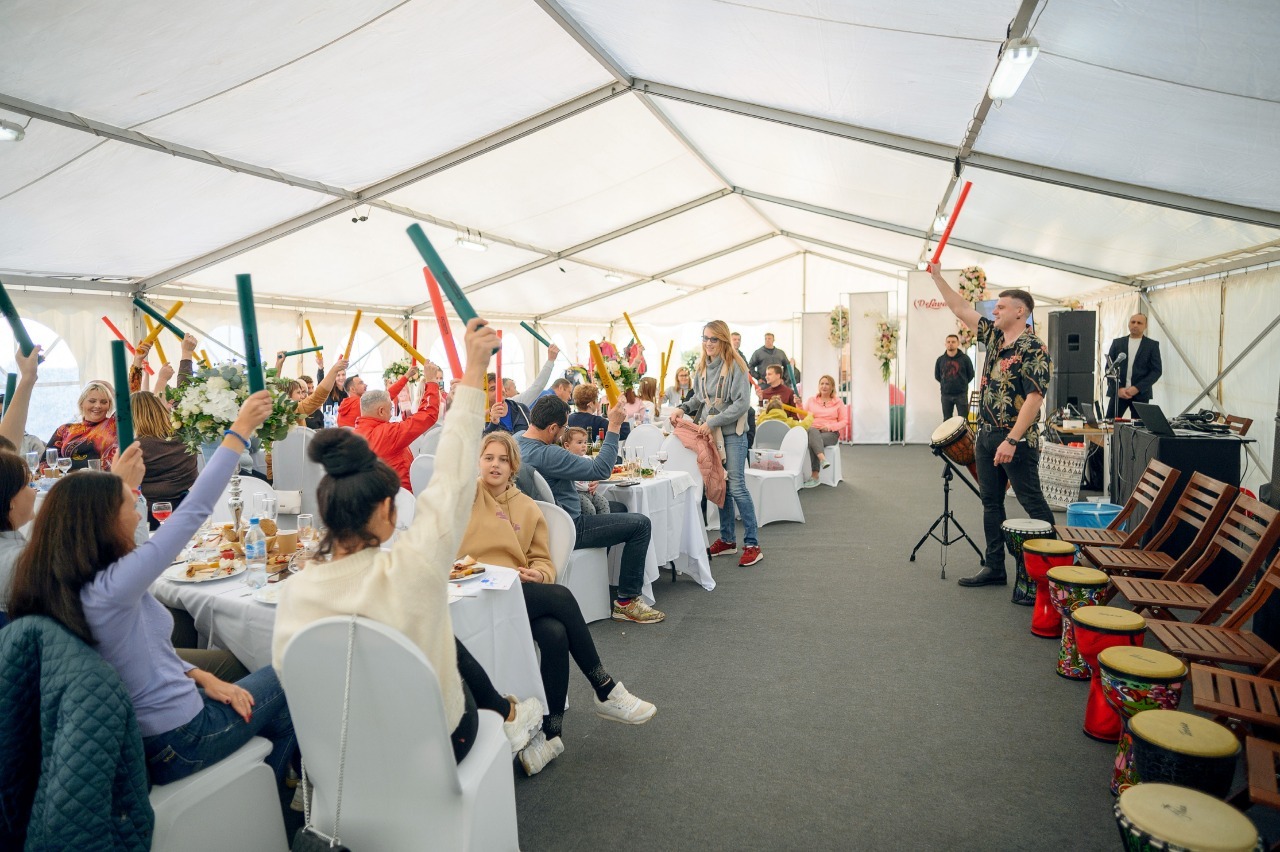 Корпоратив мероприятия или организации может пройти радостно и интересно! Участники барабанного шоу отстукивают ритм на музыкальных трубках booomwhakers под аккомпанемент африканского барабана. 