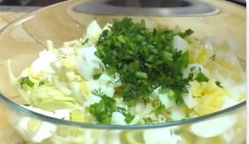 Приготовление заливного пирога с капустой и яйцом на кефире в духовке: шаг 6