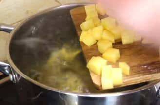 Приготовление супа с фрикадельками картошкой и вермишелью: шаг 3