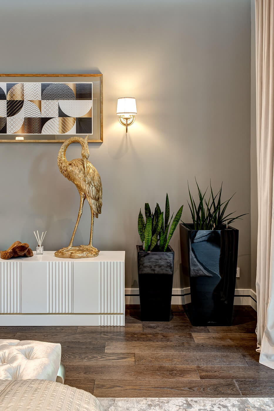 ЖК парк Рублево - Дизайн интерьера спальня, светильники, растения, статуя аиста