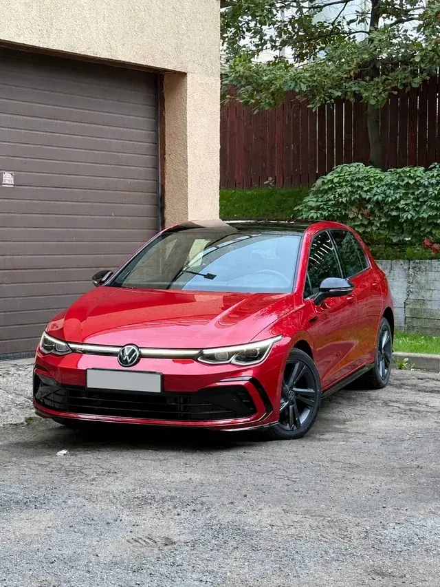Красный Volkswagen Golf у студии
