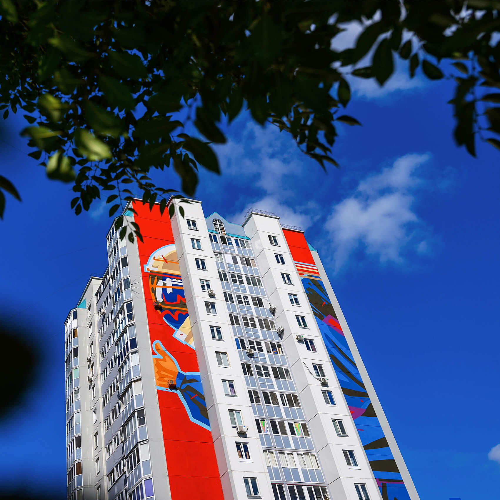 Роспись 16-этажного здания в Омске. Мурал авторства Алексея Бархана.