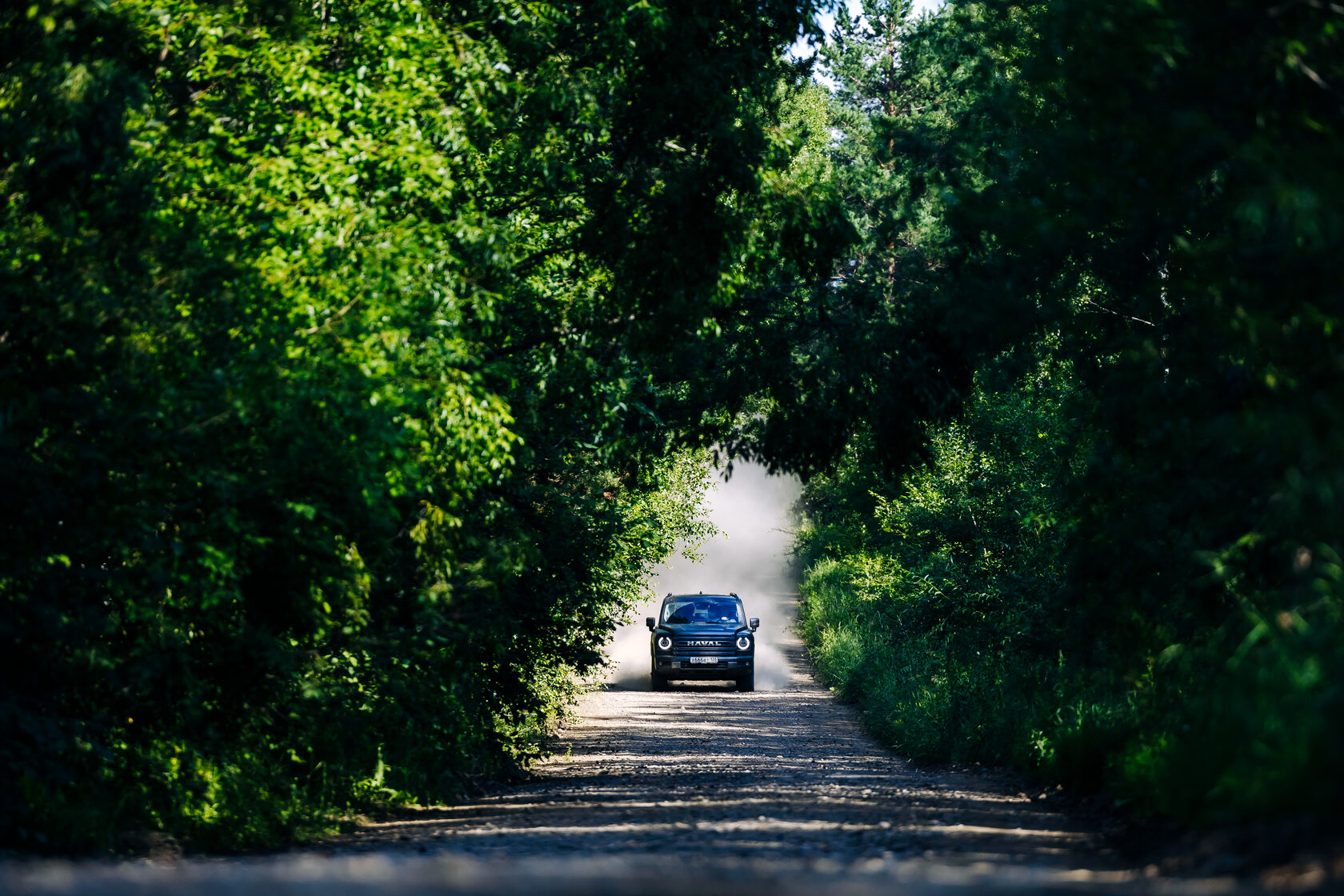 Автомобиль HAVAL на дороге