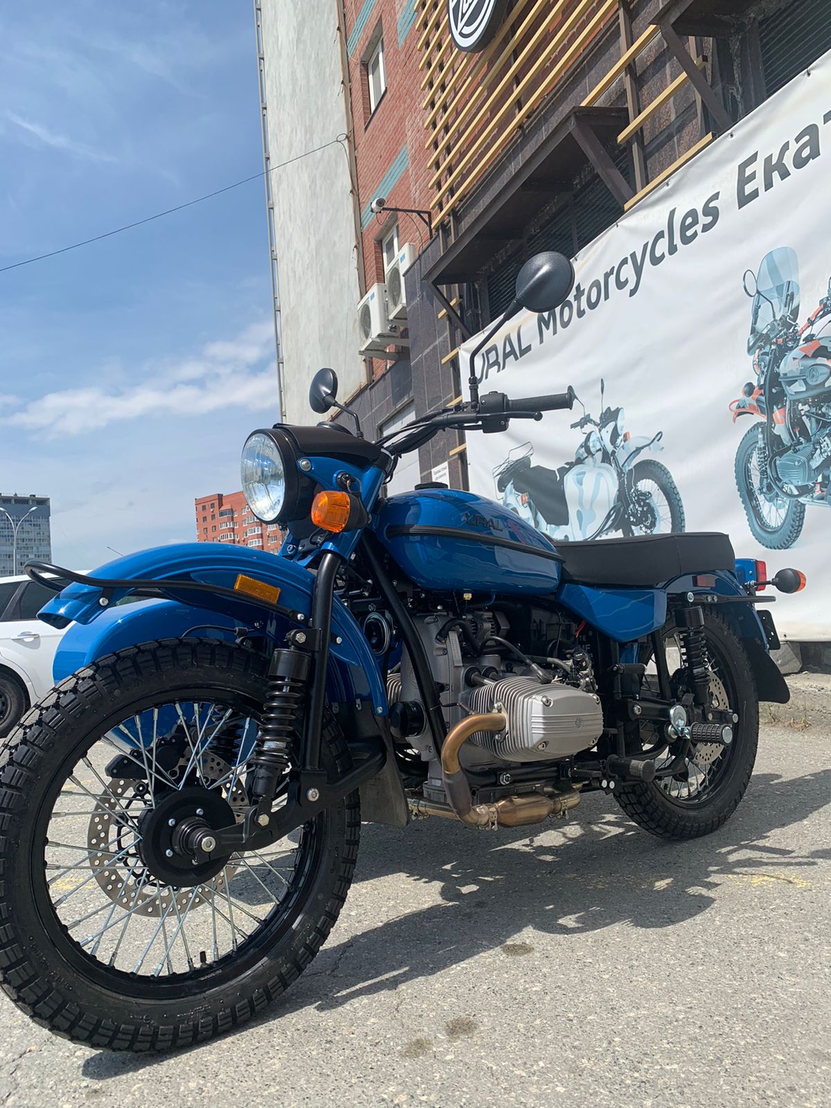 Новый мотоцикл урал 2023 года. BMW r100 Scrambler. БМВ r100 из Урала. Скремблер из Урала. Скремблер из Днепра.