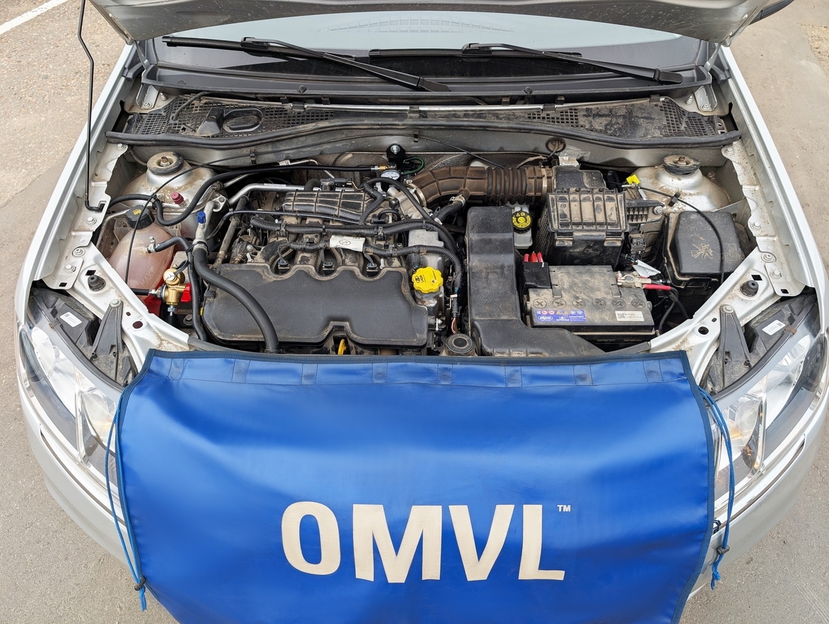Подкапотное пространство LADA Largus с установленным метановым газобаллонным оборудованием OMVL DREAM-4