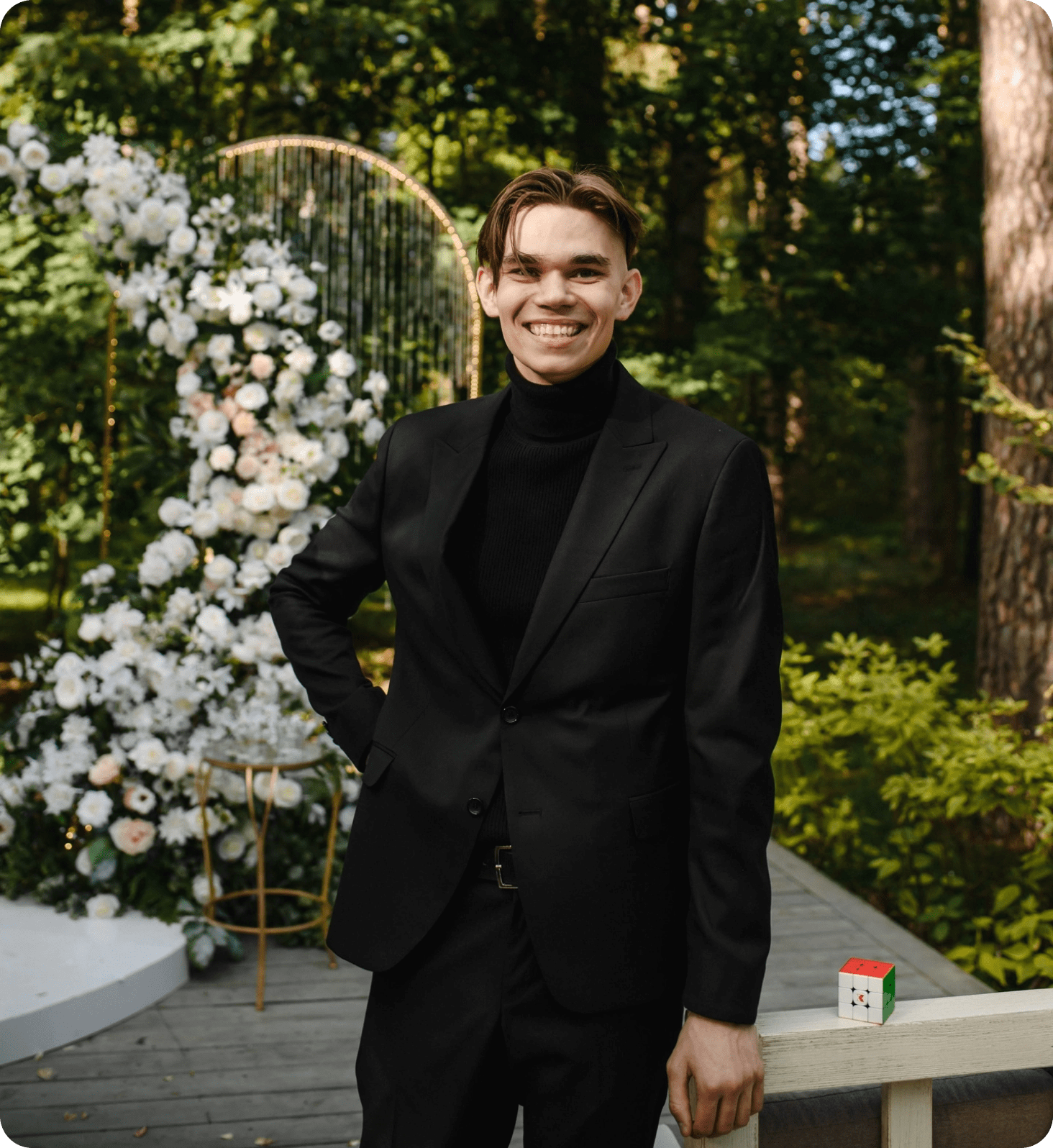 Артист показывает фокус с картами