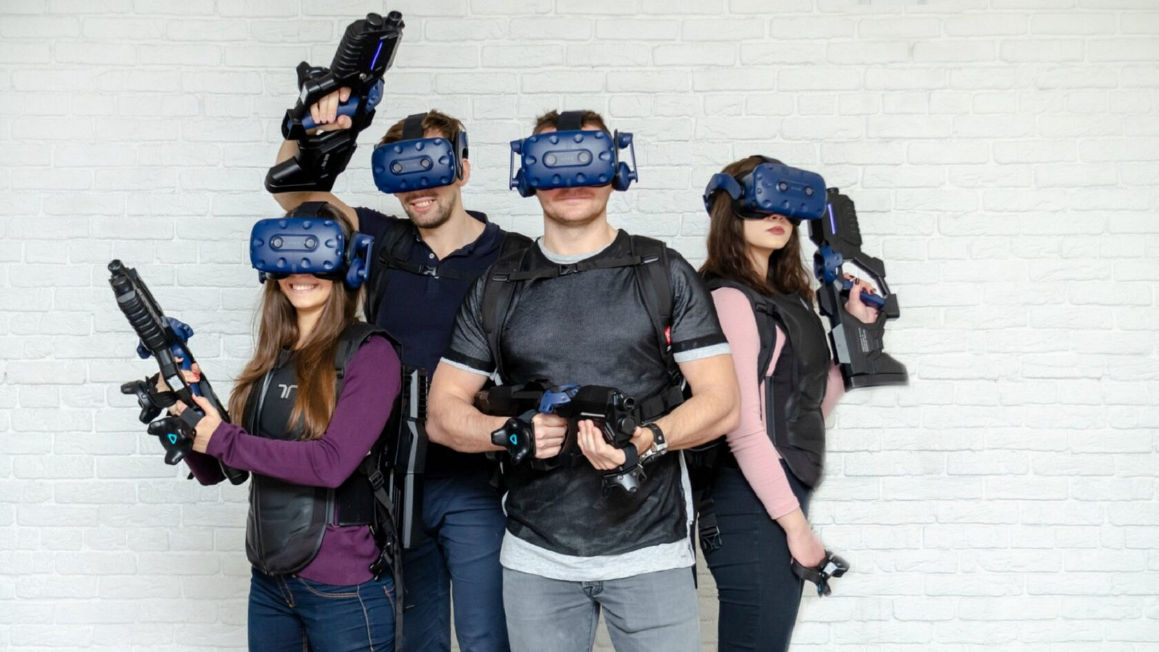 фото парня и девушки на романтическом свидании в публичном месте