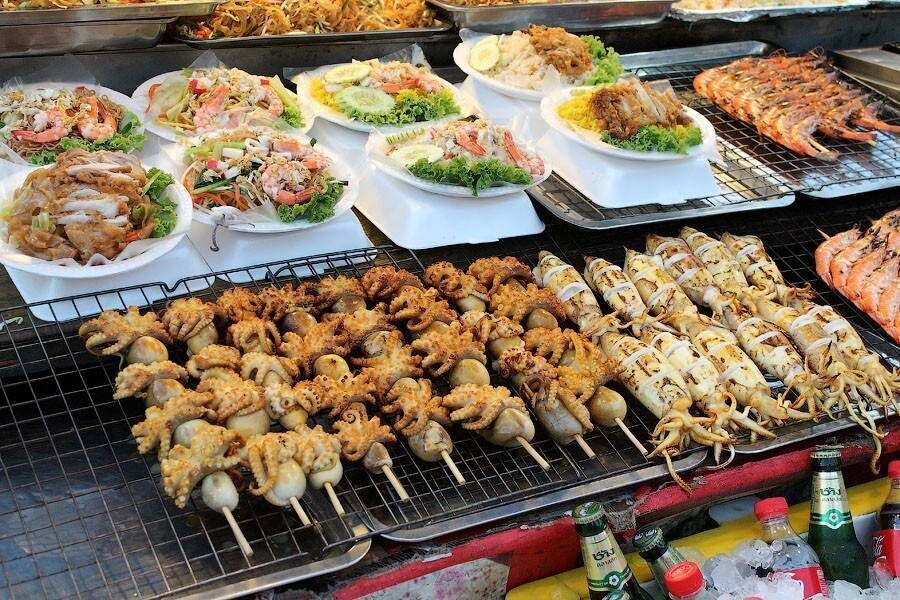 Тайская кухня — это не просто еда, это целое путешествие в мир вкусов, где гармонично сочетаются сладкое, кислое, солёное и острое. На Пхукете есть множество мест, где можно отведать блюда, приготовленные по традиционным рецептам. Мы составили список лучш
