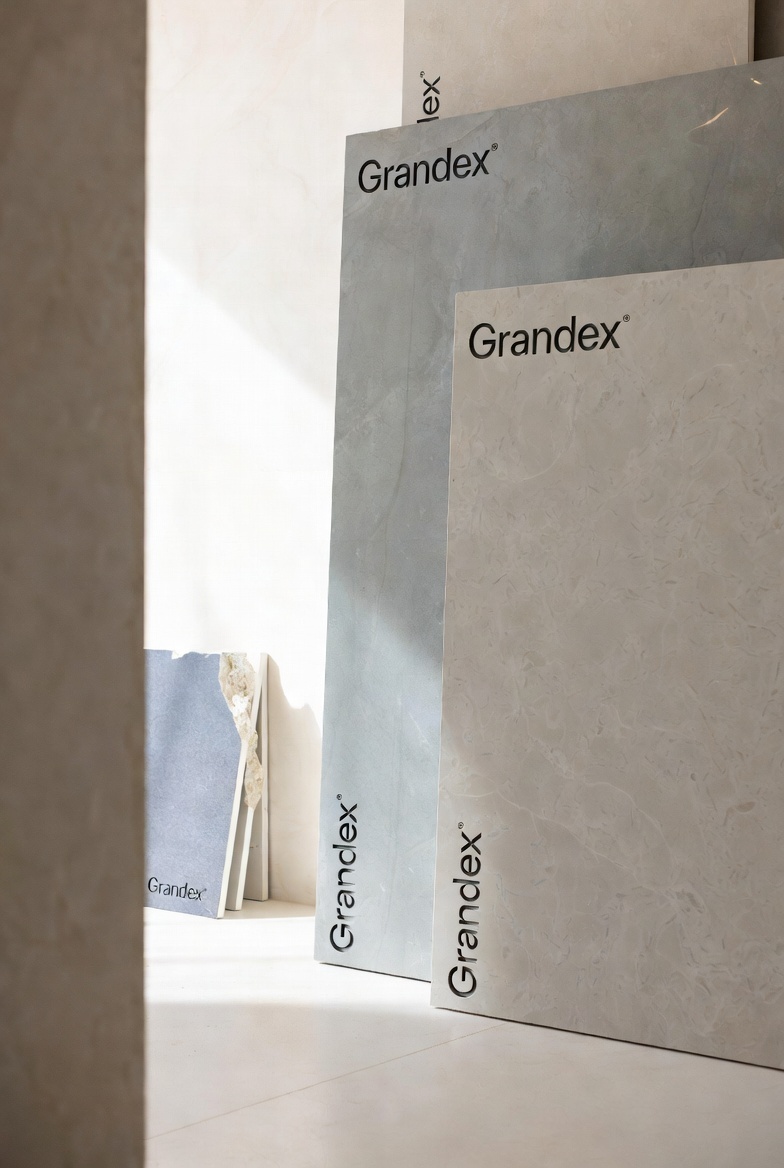 Образцы акрилового камня Grandex рядом с современной столешницей в светлом интерьере