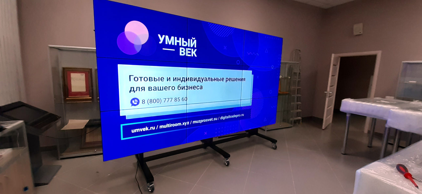 LED экран с потолочным креплением для магазина