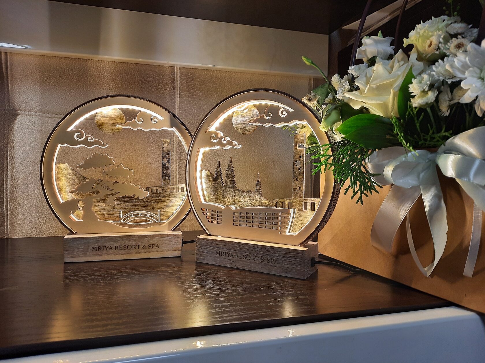 Брендовый подарок - светильник настольный 