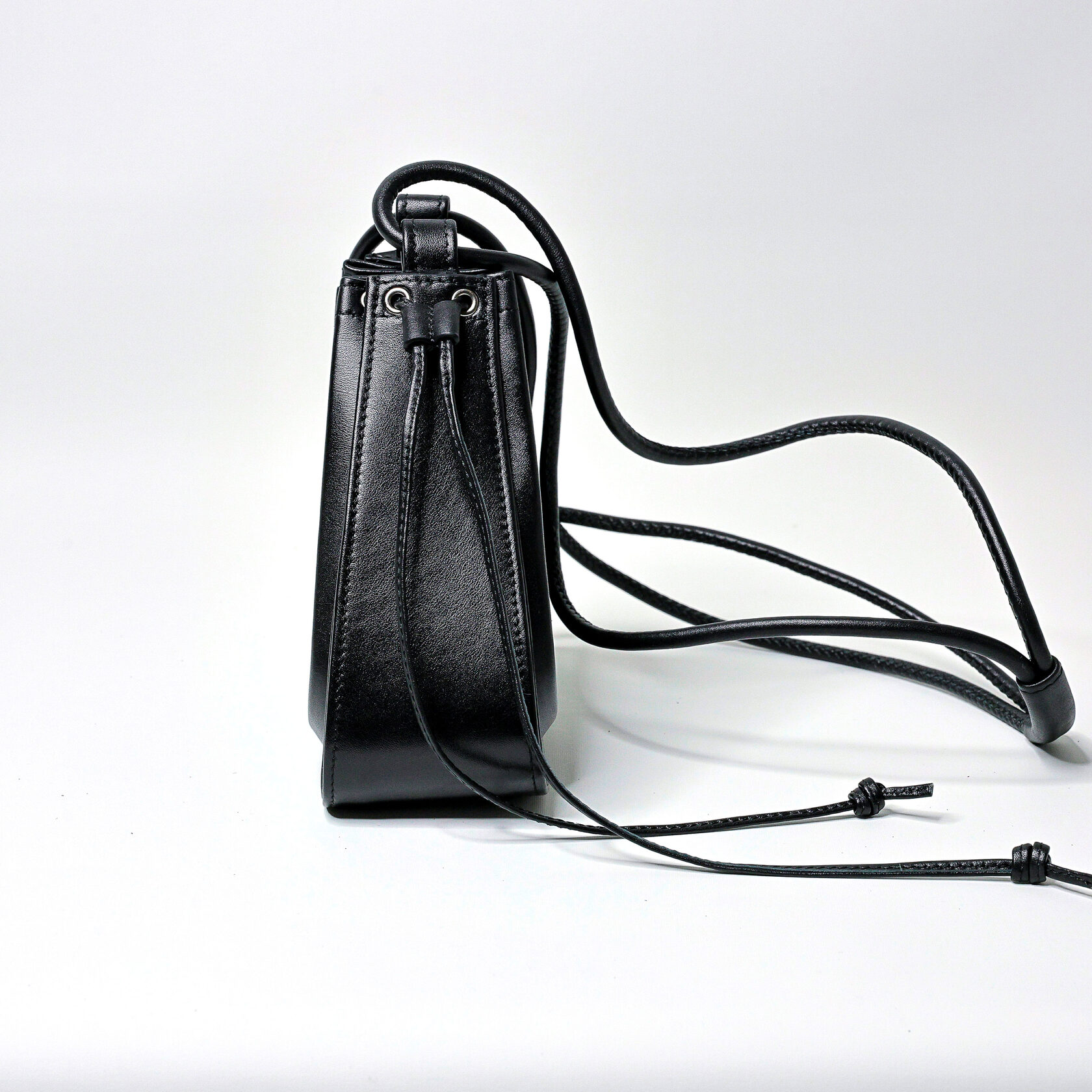 дизайнерская сумка Drift mini архитектурной формы черного цвета из натуральной кожи премиум качества