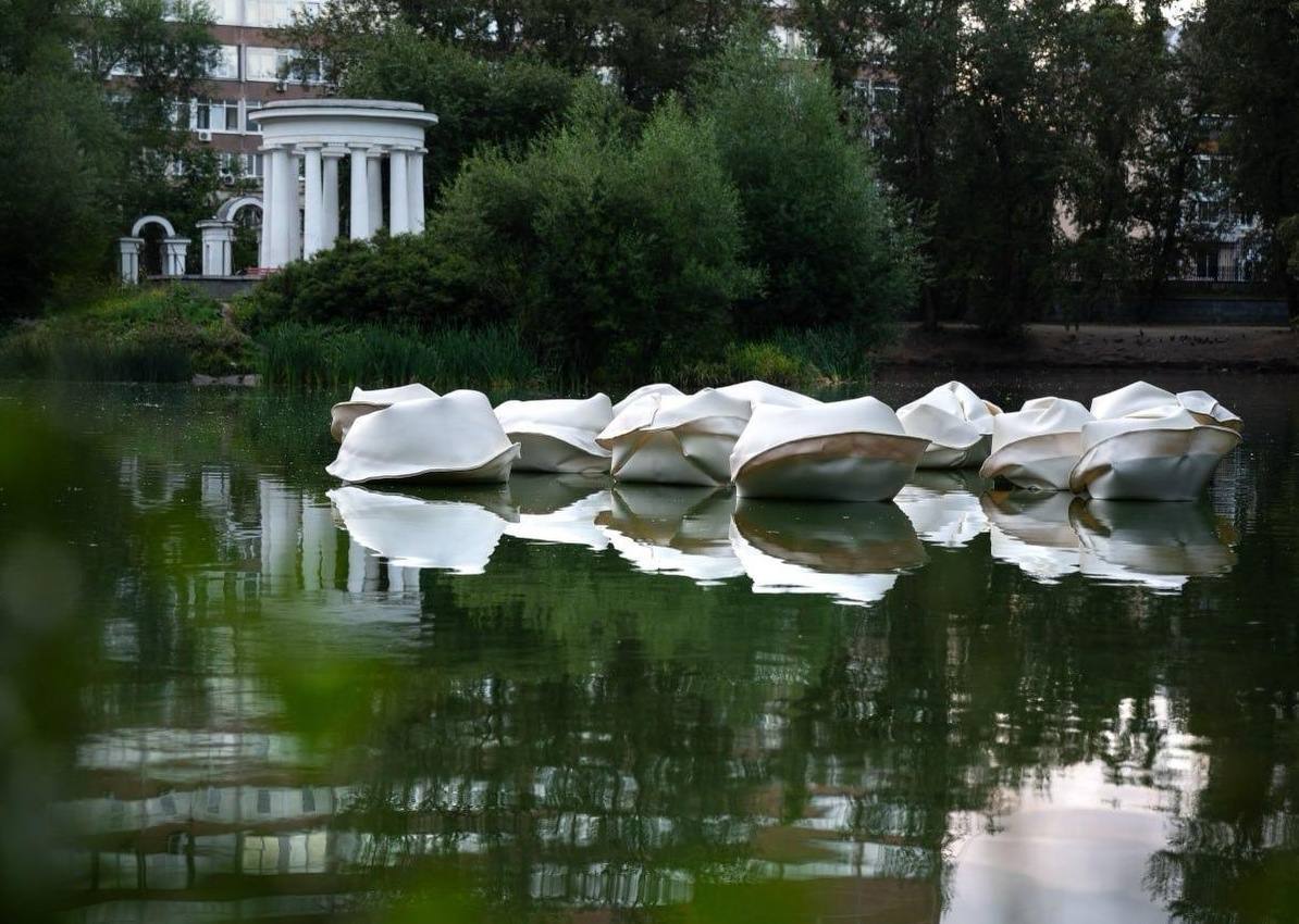 уральское креативное пространство, локальное искусство, инсталляция в пруду, арт-объект, современное искусство, перформанс, креативные проекты Урала, уличное искусство, общественное пространство, городской арт, пельмени искусство, необычная инсталляция, к