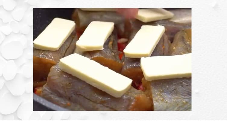 Приготовление тушёного минтая с овощами в сковороде: шаг 9