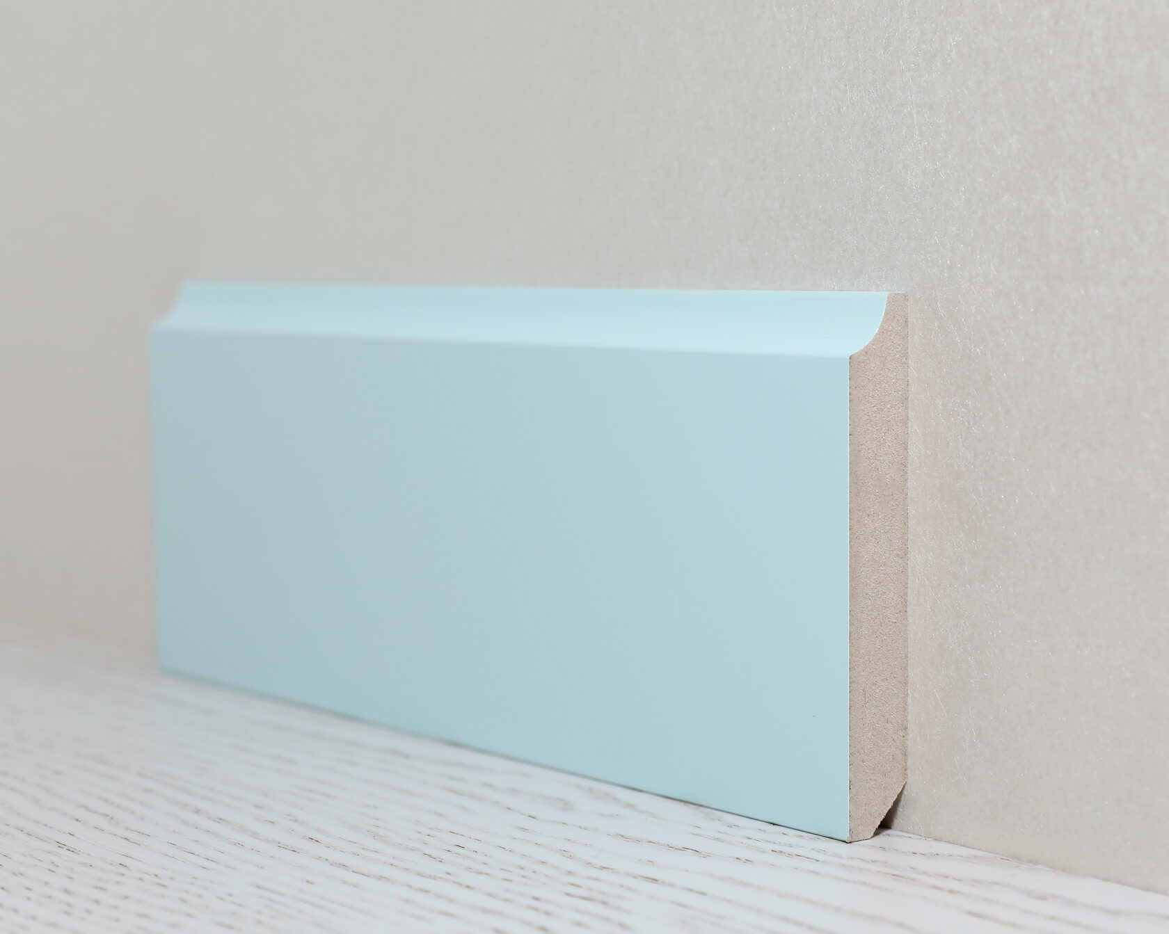 Эстетически привлекательный плинтус из МДФ, окрашенный для укладки в жилых помещениях