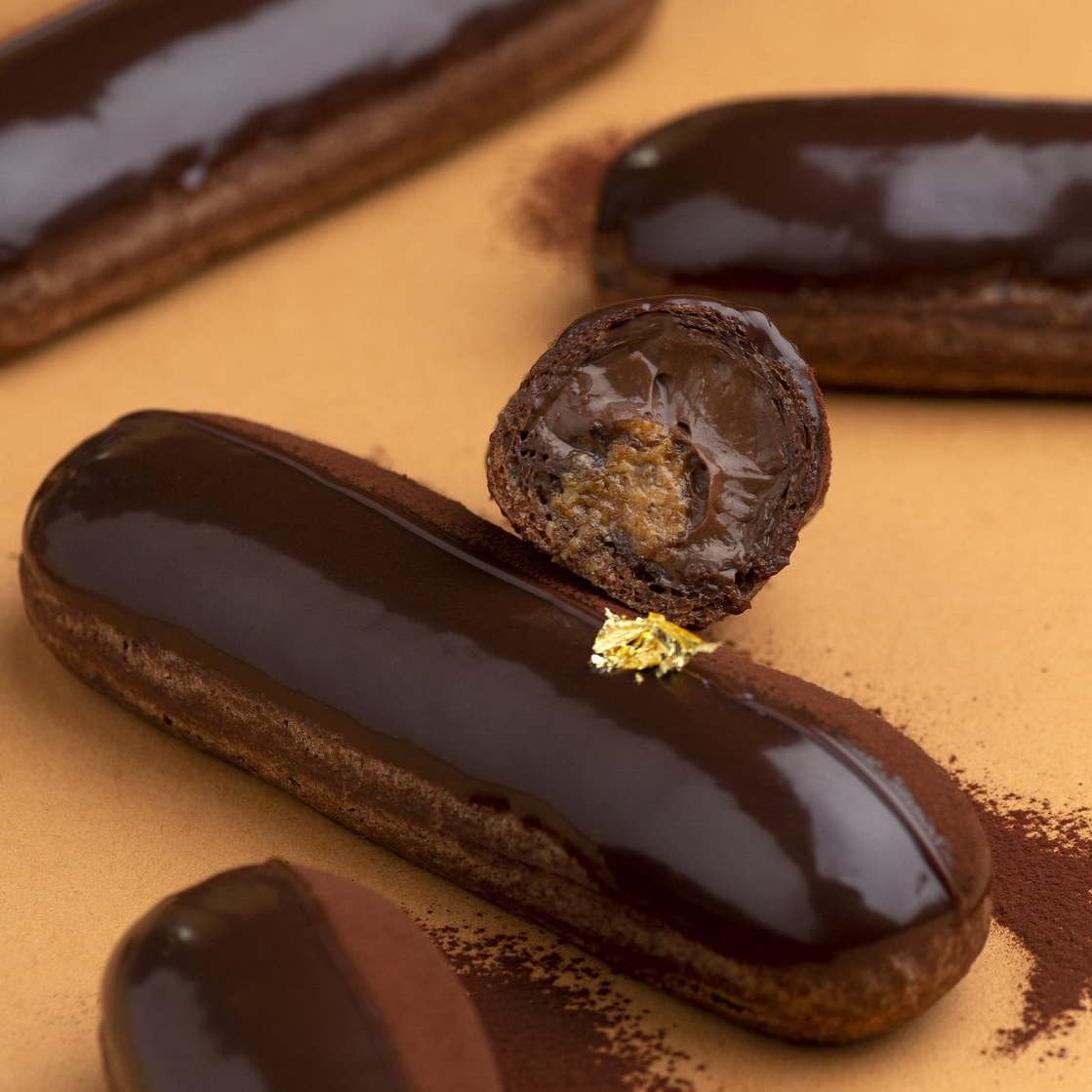 Chocolate eclair with crispy layer