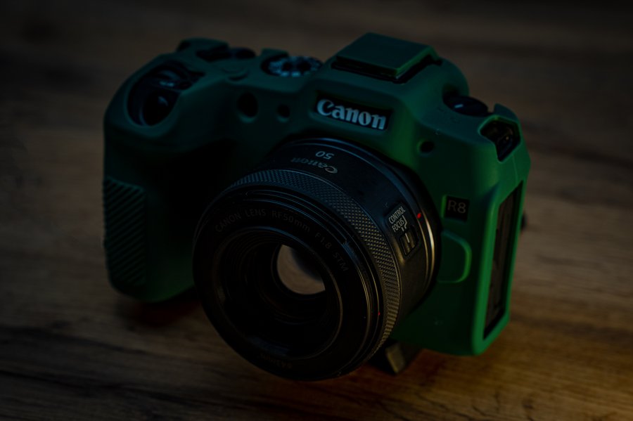 Canon EOS R8 с объективом вид сверху — 8 КАДР