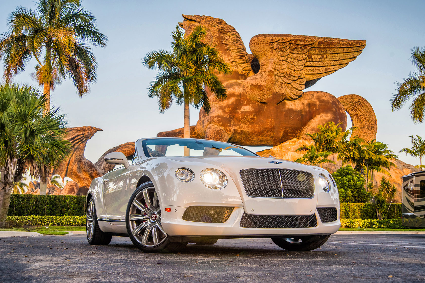 Luxury car rental miami. Бентли Континенталь Майами. Bentley 2021 в Майами. Автосалон Бентли в Майами. Бентли на красивом пляже.