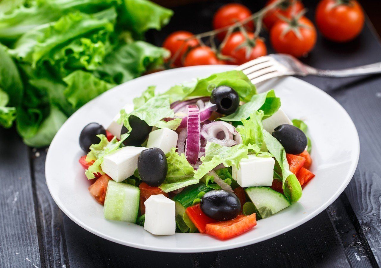 Salat. Салат оливки помидоры сыр фетакса маслины. Greek Salad(греческий салат). Цезарь с фетаксой. Греческий салат с фетой и маслинами.
