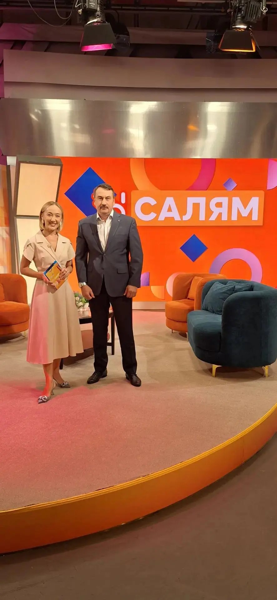 Салават Губайдуллин с ведущей программы «Салям» в студии телеканала БСТ