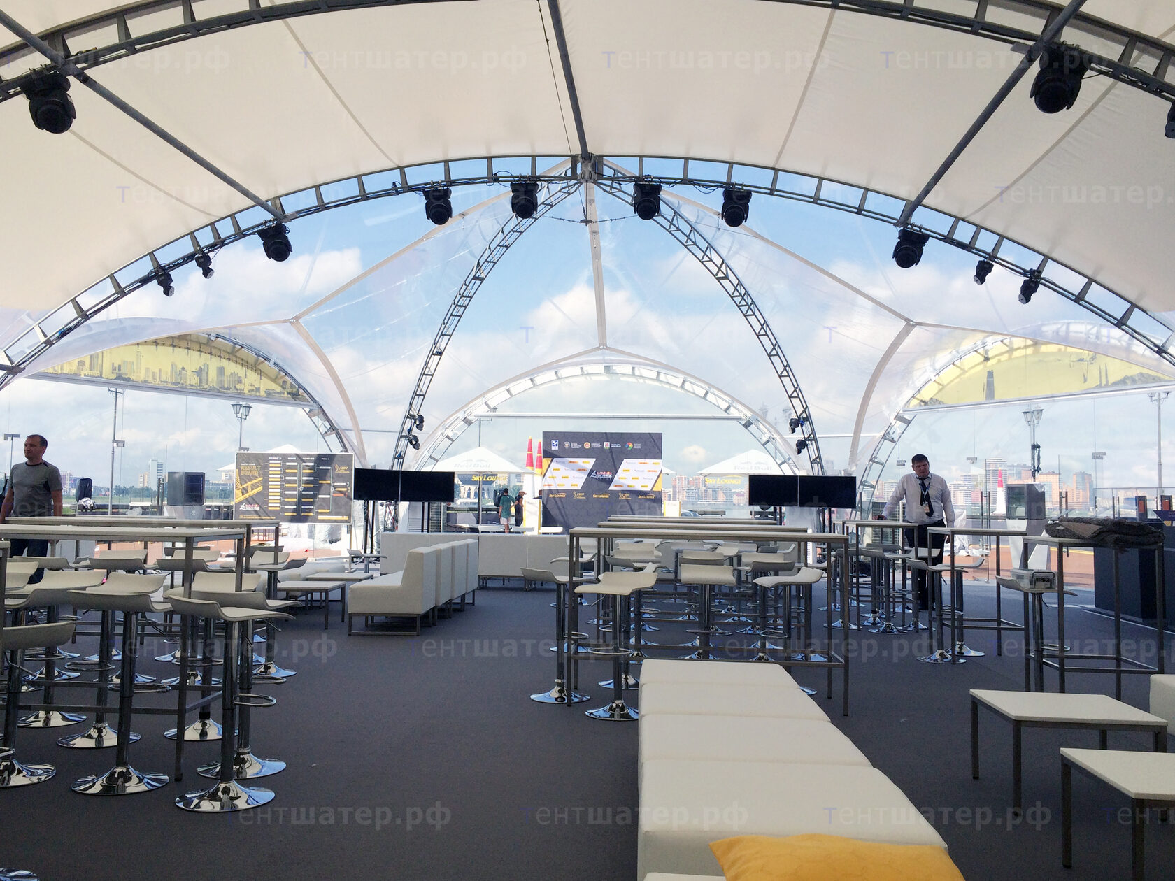 Шатёр Sky Lounge «Гексагональ» 20×32 на пирсе Казани для Red Bull Air Race — сколько гостей вмещает 640 м²?