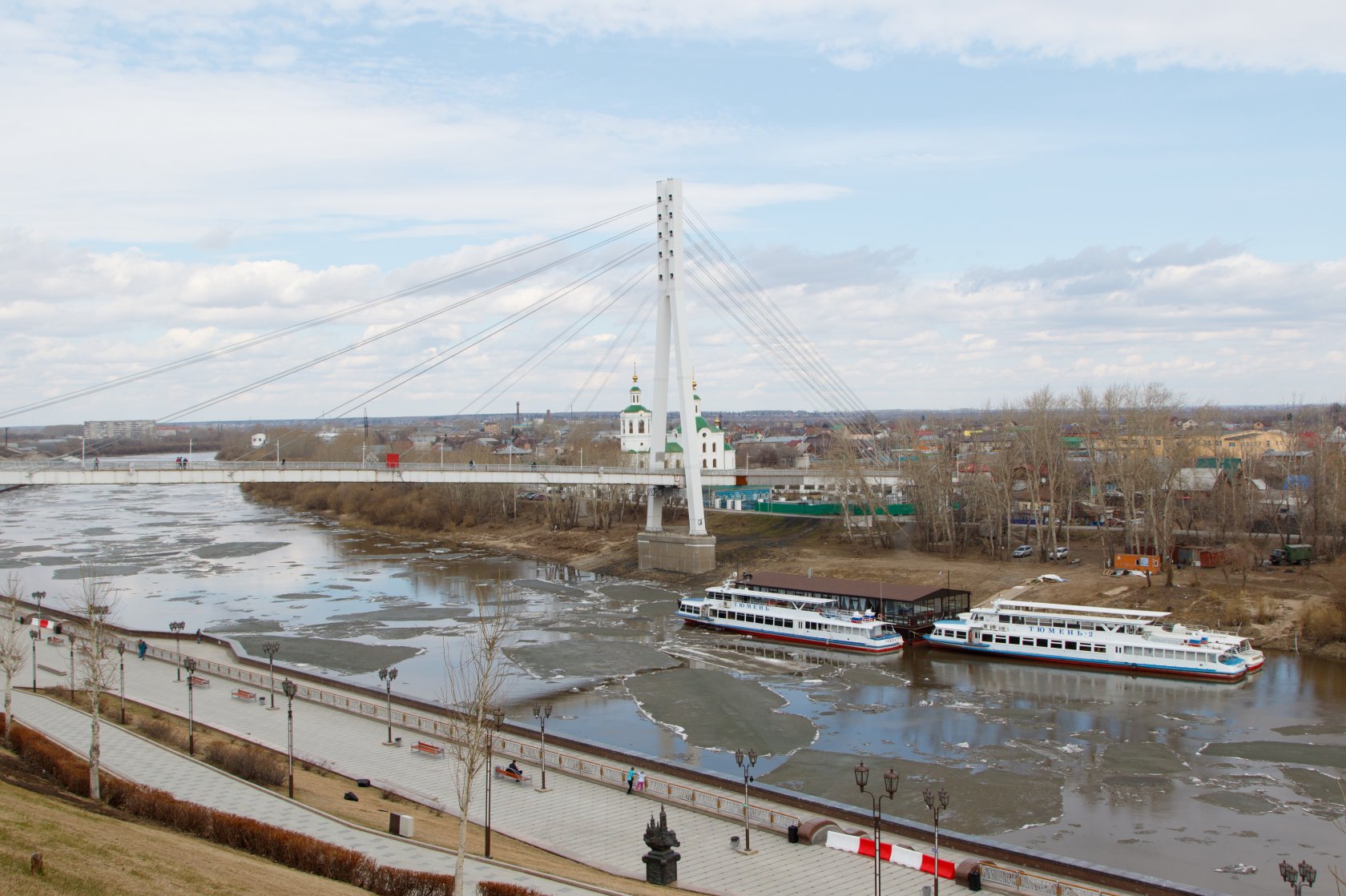 Уровень воды в пышме тюмень. Набережная Тюмень весной. Тура Тюмень.