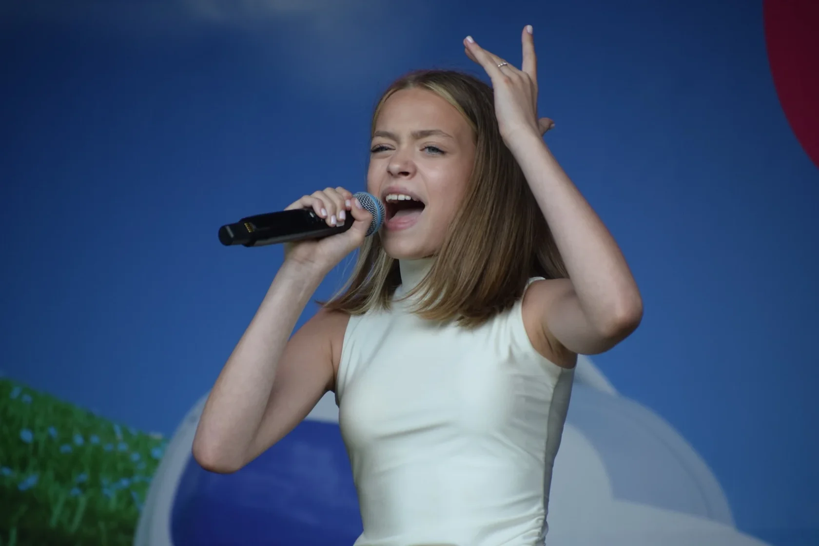 Maru Koylo поёт на сцене VK FEST