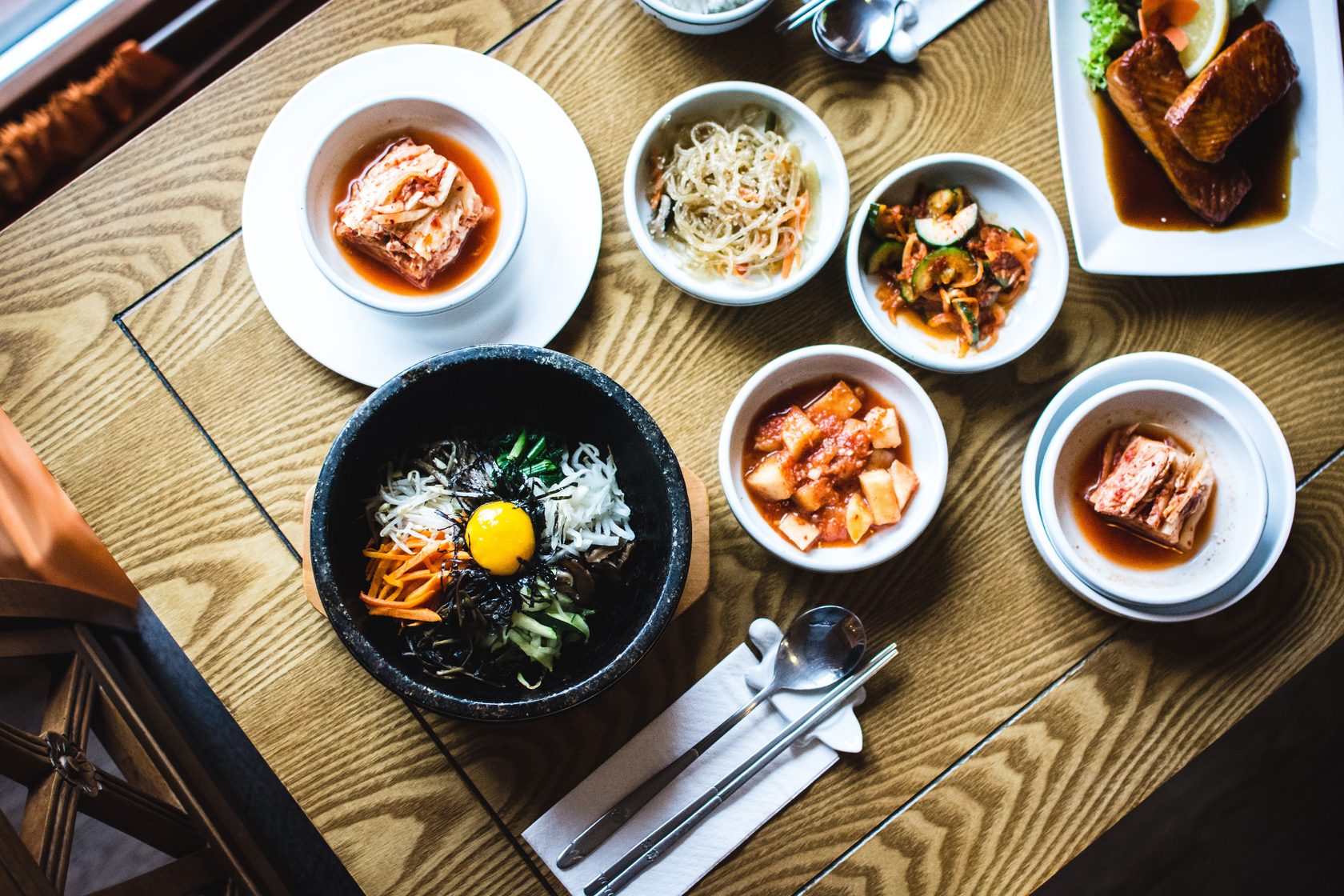 Никаких обедов. Южная Корея пибимбап. Корейская еда. Азиатский завтрак. Корейский завтрак.