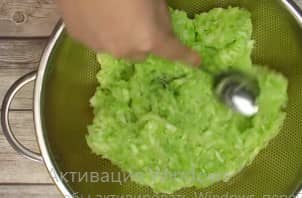 Приготовление оладий из кабачков на сковороде с чесноком: шаг 9