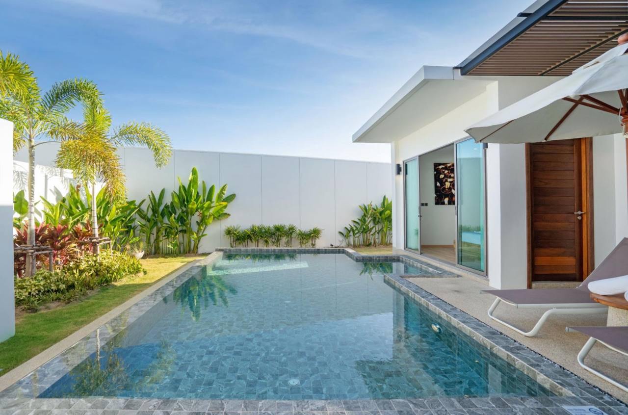 Пхукет — это жемчужина Таиланда, привлекающая туристов и инвесторов со всего мира. Этот остров предлагает не только белоснежные пляжи и тропическую природу, но и уникальные возможности для покупки недвижимости. Если вы мечтаете о собственном доме в раю ил