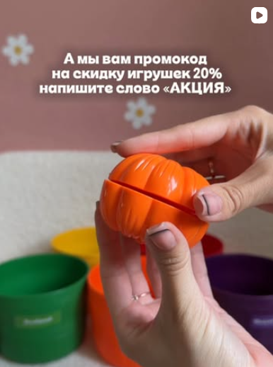 Малыш рассматривает книгу