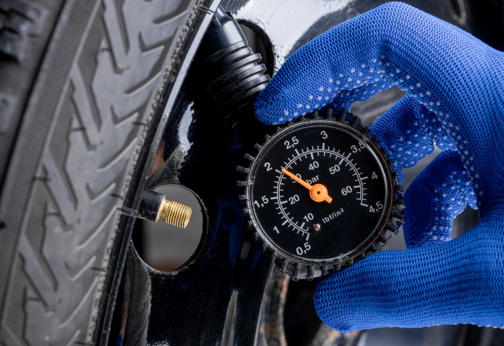 можно ли качать колеса в мороз. накачивание шин автомобилей. подкачка зимних шин. можно ли качать колеса в мороз. подкачка колеса зимой.