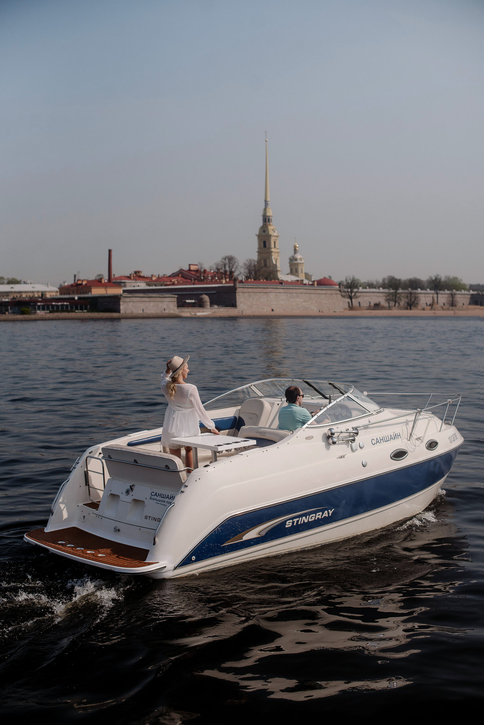 Катер вегас спб. Катер спб. Прогулка на катере. Ресторан river club алые паруса. Bayliner 2455.