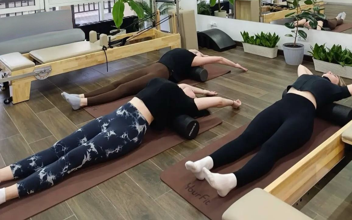 Занятия в мини-группах до 4-х человек в студии пилатеса. Комфортная атмосфера, внимание тренера к каждому участнику и эффективная проработка всех мышц.