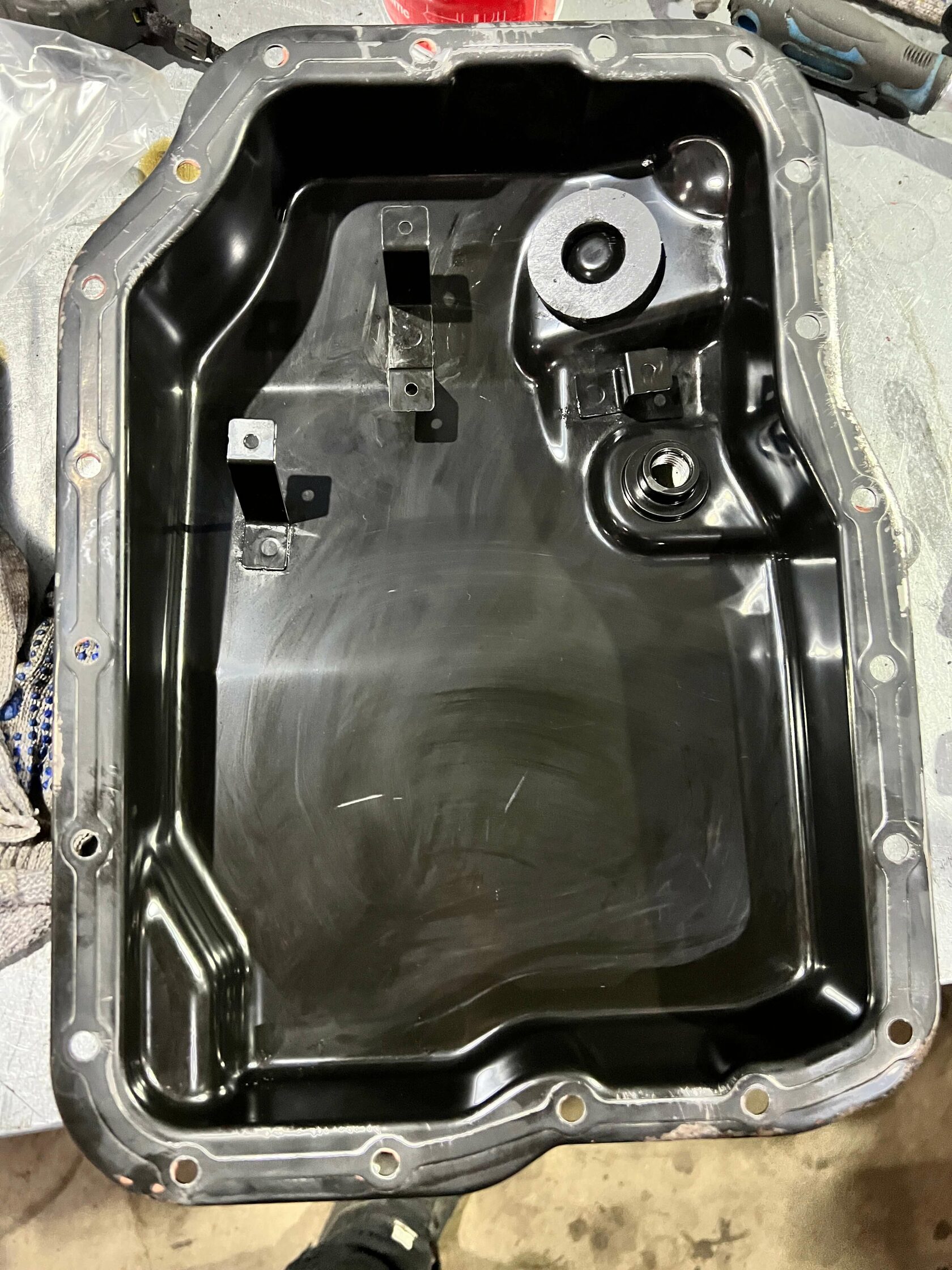 Очистка поддона и нанесение герметика