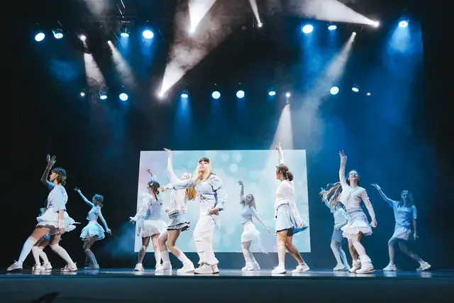 K-pop группа VYSOTA выступает на большой сцене
