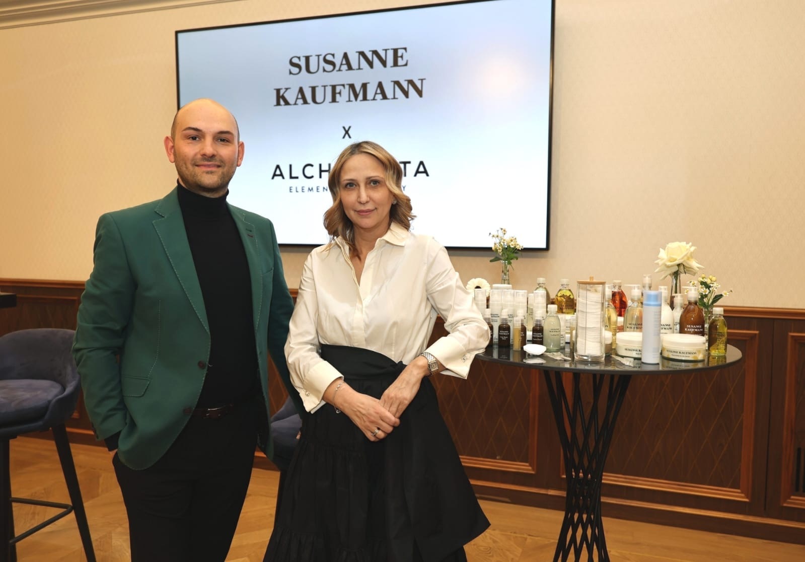 Кирил Чалъков и Цецка Караджова до продуктите Augustinus Bader на събитието