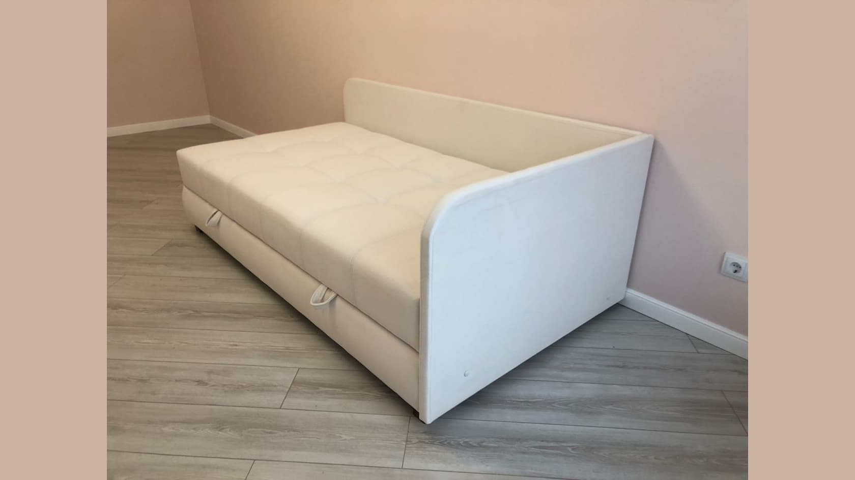 Кровать тахта угловая «Оливия» правая с обитой малой спинкой в белом велюре