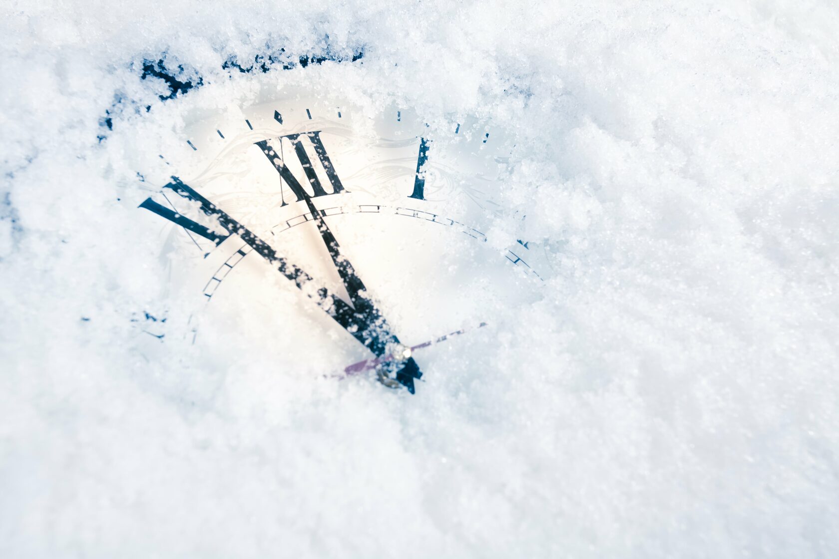 Часы замерзли. Замороженное время. Замороженные часы. Часы в сугробе. Часы замерзли.