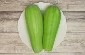 Приготовление оладий из кабачков на сковороде с чесноком: шаг 2