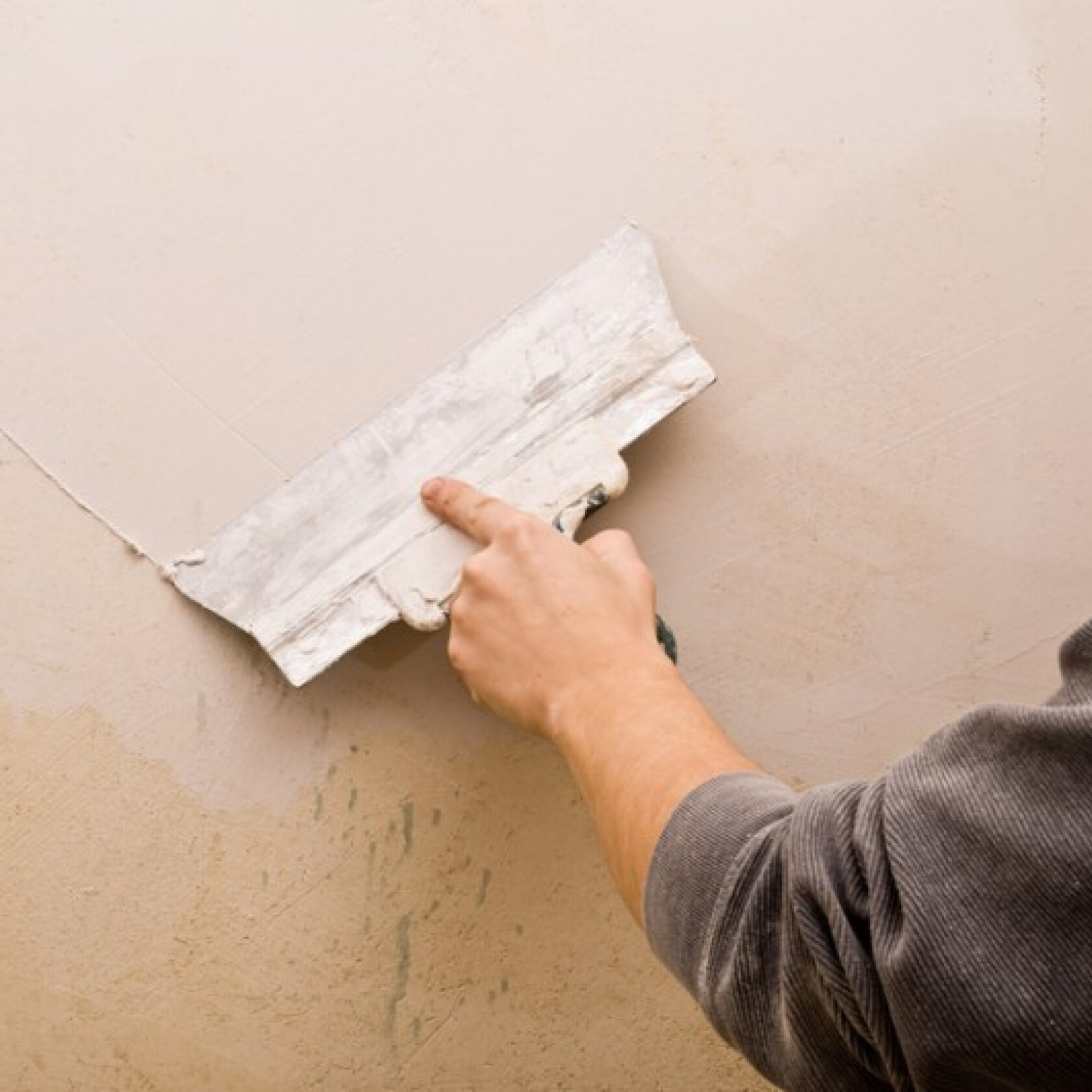 Шпаклевка стен. Шпаклеванные стены. Шпатлевка на стену в один слой. Штукатурка шпаклевка стен под покраску. Шпаклевание стен.